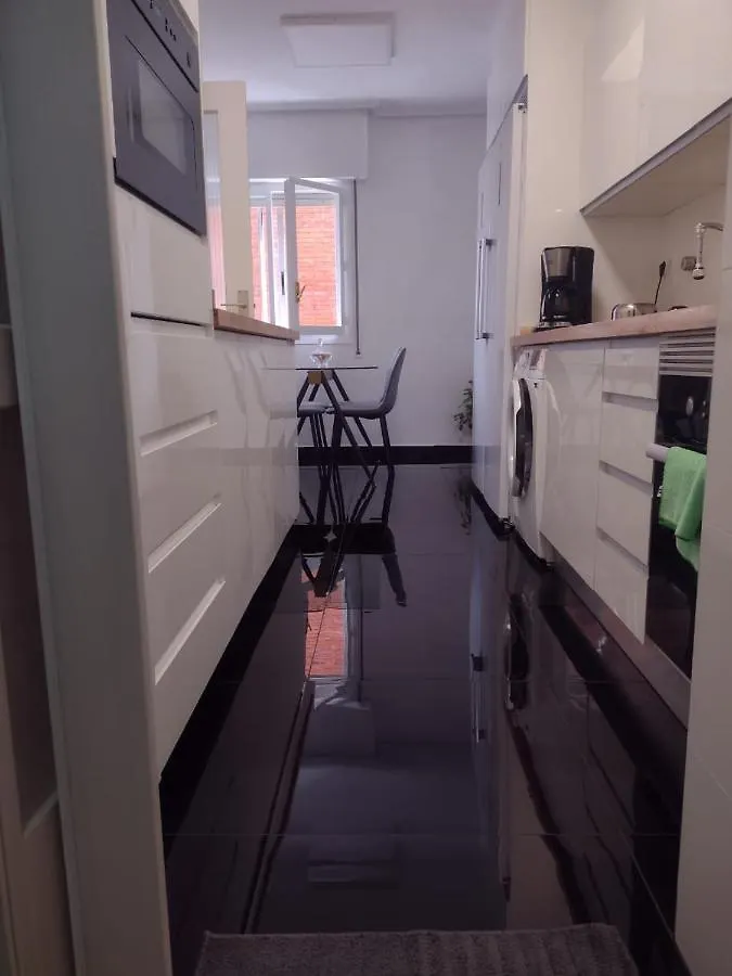 Habitacion Con Encanto En Piso Familiar A 5 Minutos Del Centro Vitoria-Gasteiz 0*,  Spain